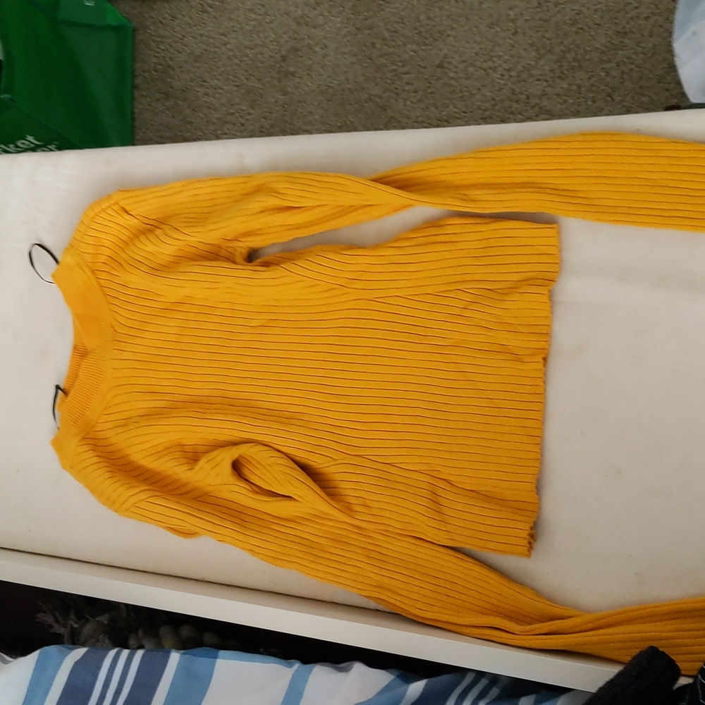 H&M stretchy long sleeve mustard top size XS